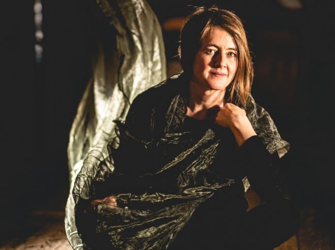 Karine Polwart seated (photo: Sandy Butler)