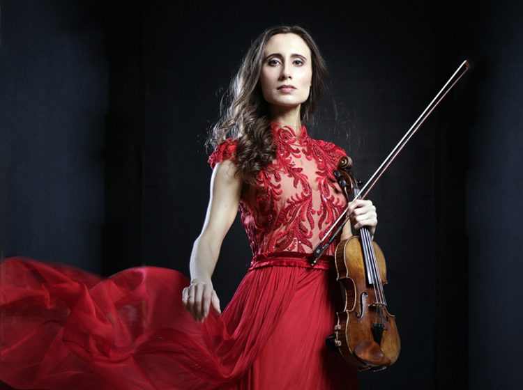 Jennifer Pike. Photo by Arno.