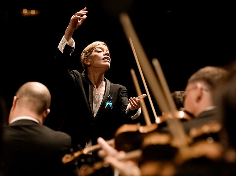 Keri-Lynn Wilson conducting the Ukrainian Freedom Orchestra