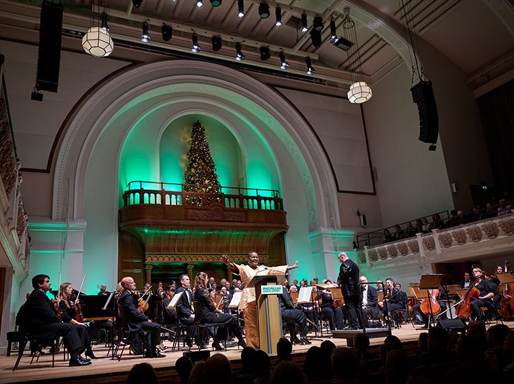 Nicola Emmanuelle and orchestra on stage